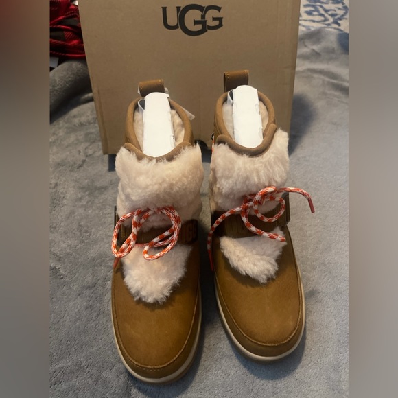 ⭐️UGG Hiking/Snow Boots⭐️ - Picture 2 of 4